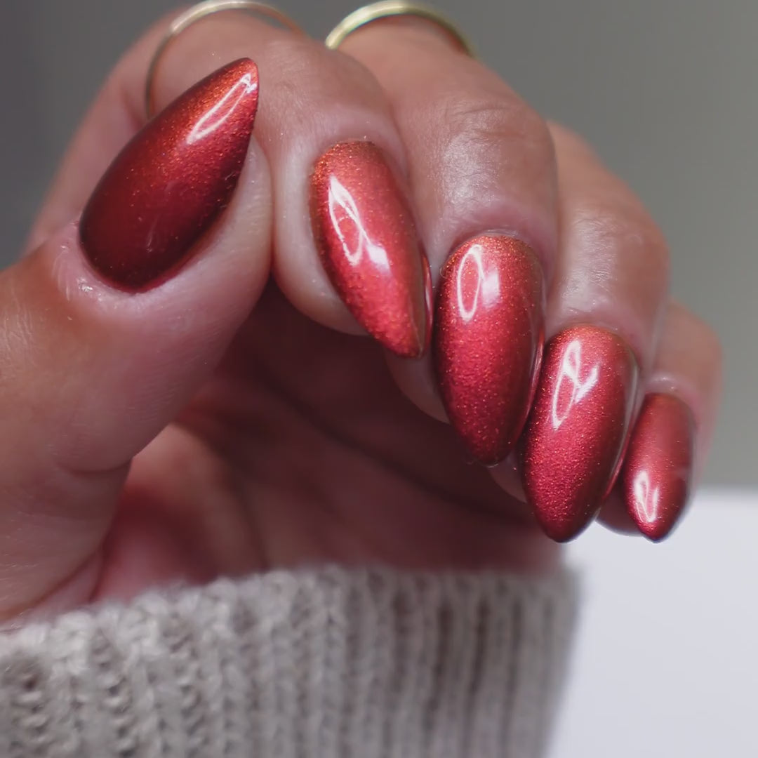 Rouge nail powder — finished nails moving to show the finish